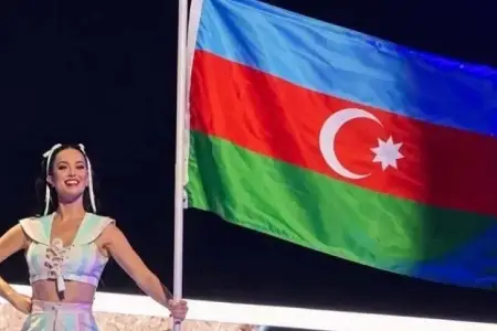 Keti Perri Bakıda bayrağımızı dalğalandırdı