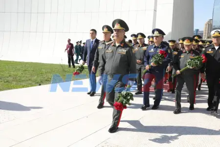 Müdafiə naziri və müavinləri Zəfər abidəsini ziyarət etdilər