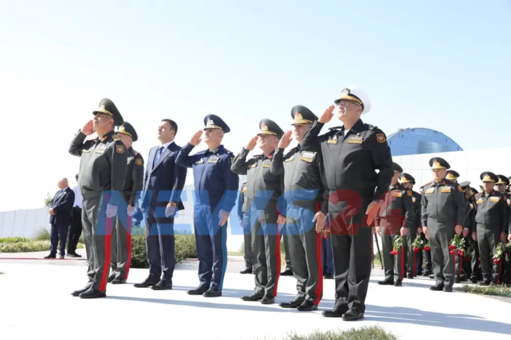 Müdafiə naziri və müavinləri Zəfər abidəsini ziyarət etdilər