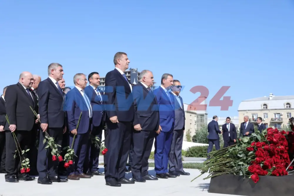 Dövlət və hökumət rəsmiləri Zəfər parkında - FOTOLAR
