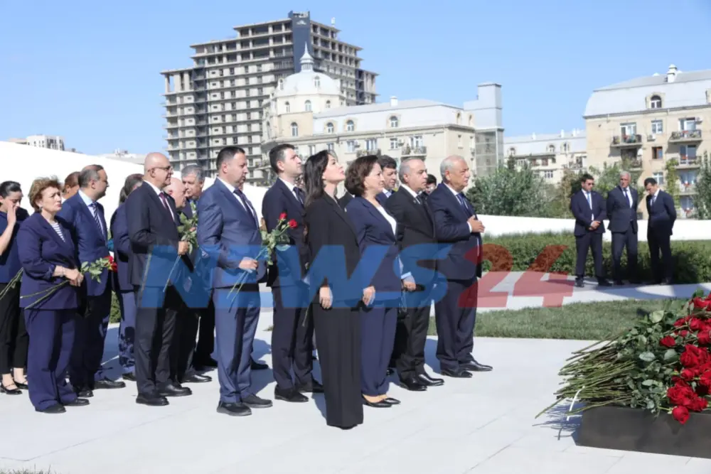 Dövlət və hökumət rəsmiləri Zəfər parkında - FOTOLAR
