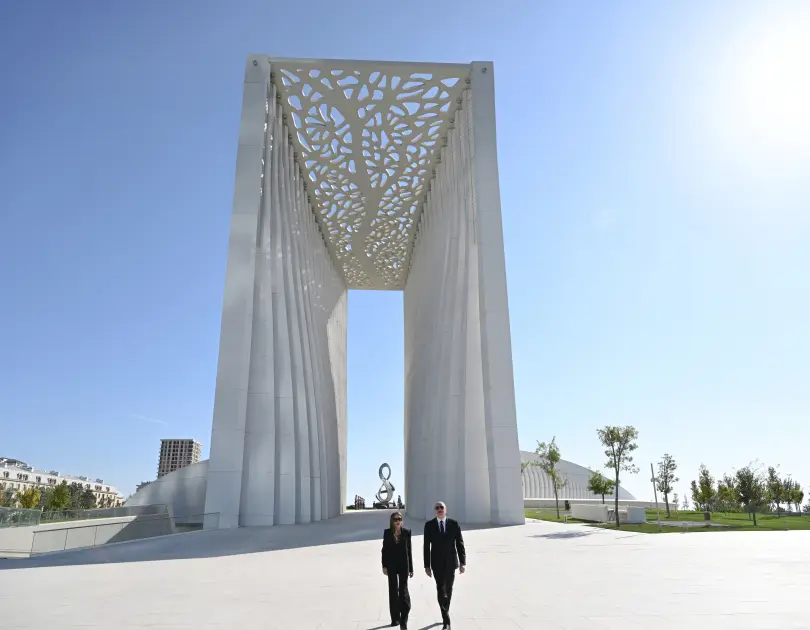 Prezidentlə xanımı Bakıdakı Zəfər parkında olub - FOTOLAR