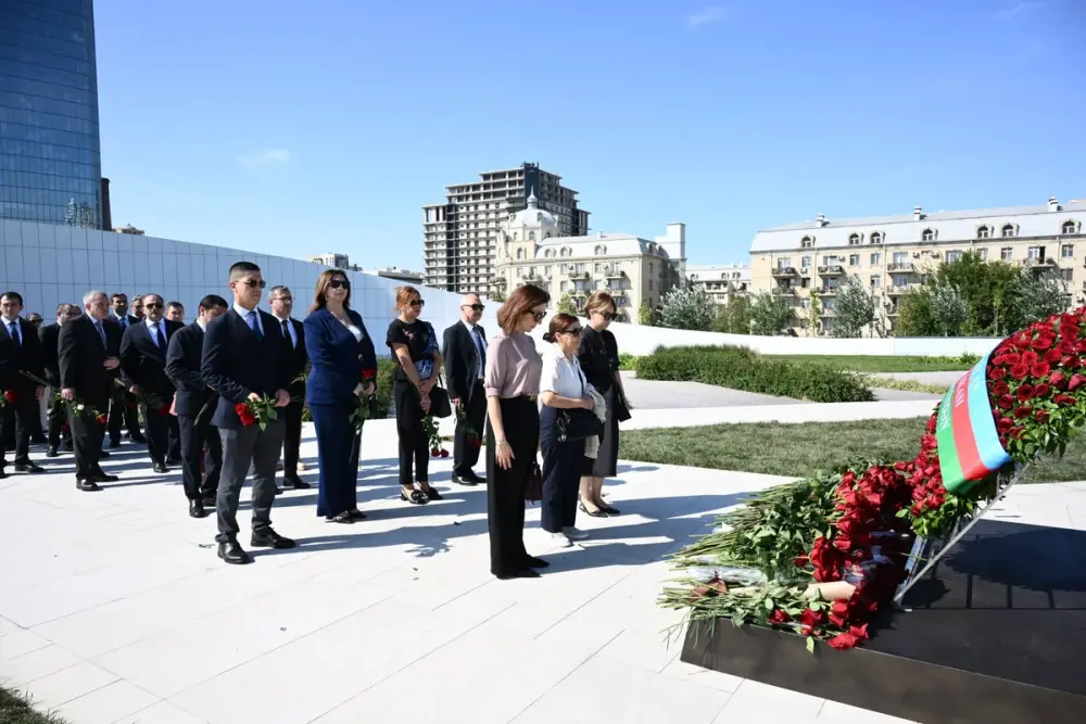 XİN-in rəhbər heyəti Zəfər parkını ziyarət etdi