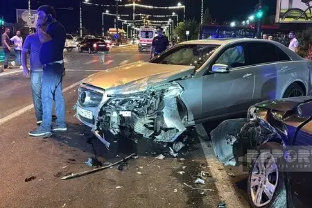 Tanınmış fotoqraf və qızı ağır qəzaya düşdülər
