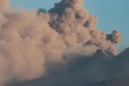 Etna vulkanının külü Siciliyanın hava nəqliyyatını iflic etdi