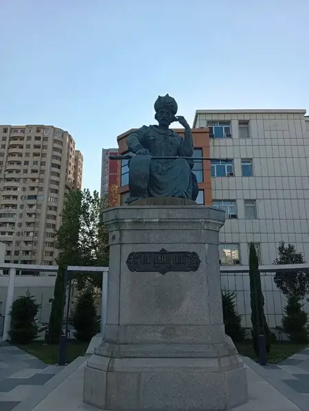 Xətainin abidəsinin postamenti üzərindəki yazı araşdırılır