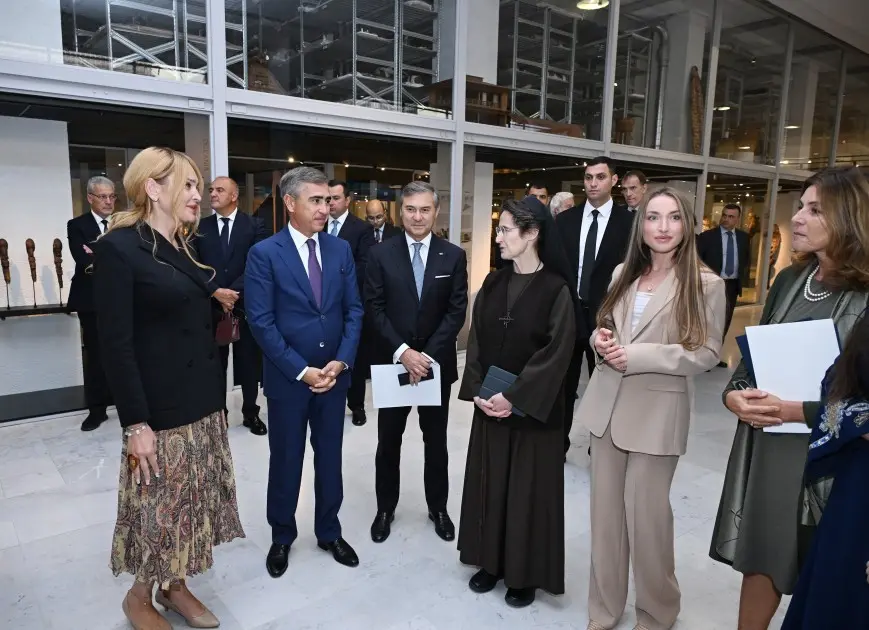 Leyla və Alyona Əliyevalar sərgidə - Fotolar