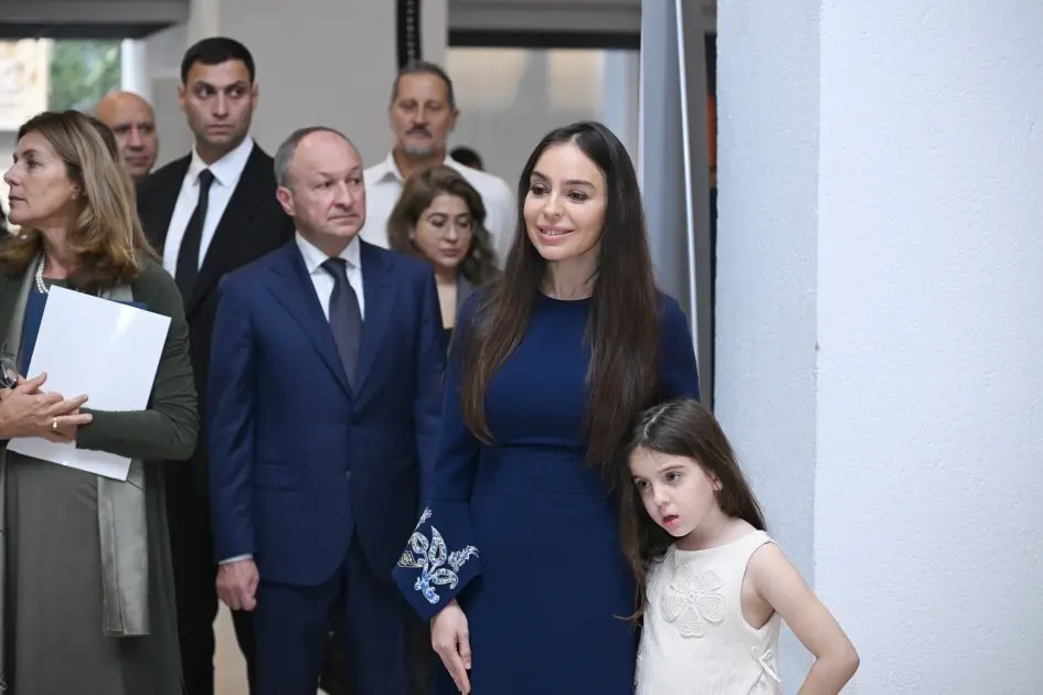 Leyla və Alyona Əliyevalar sərgidə - Fotolar