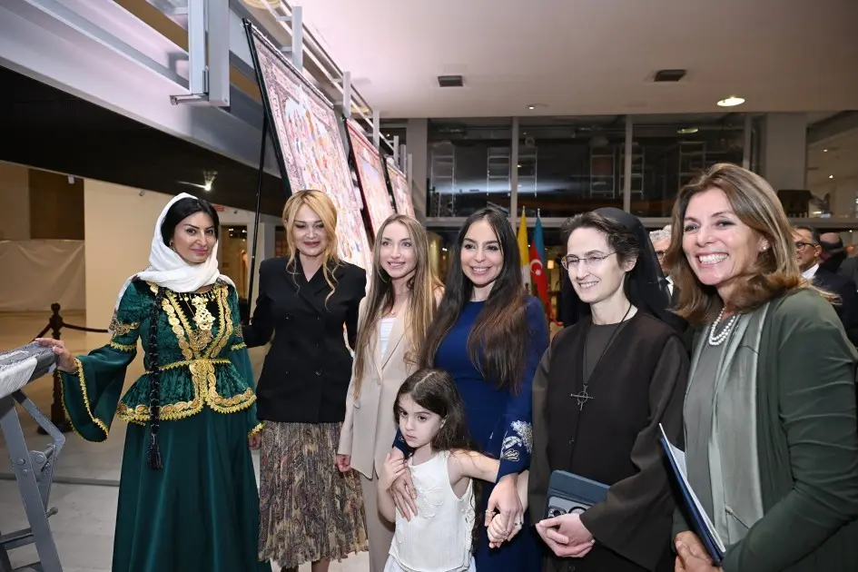 Leyla və Alyona Əliyevalar sərgidə - Fotolar