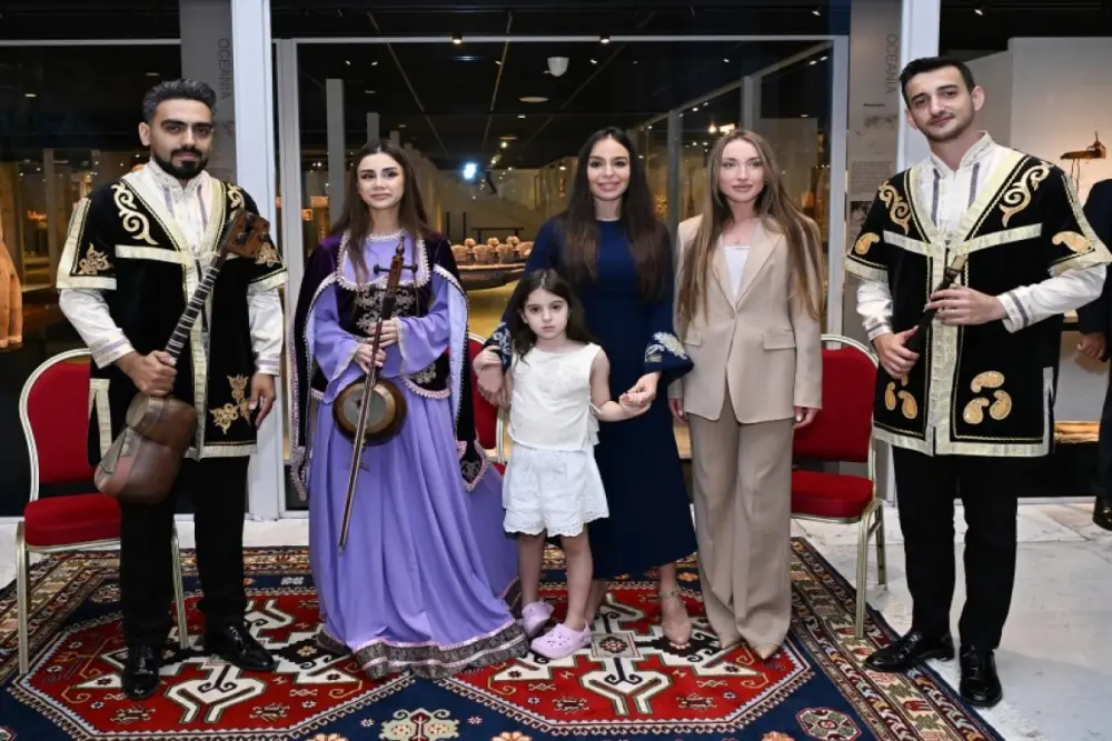 Leyla və Alyona Əliyevalar sərgidə - Fotolar