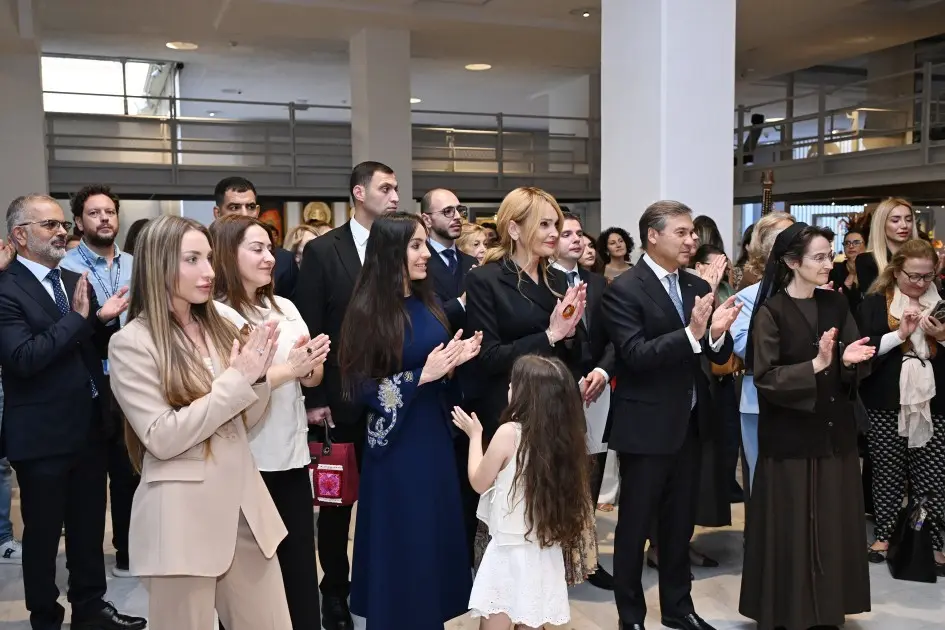 Leyla və Alyona Əliyevalar sərgidə - Fotolar