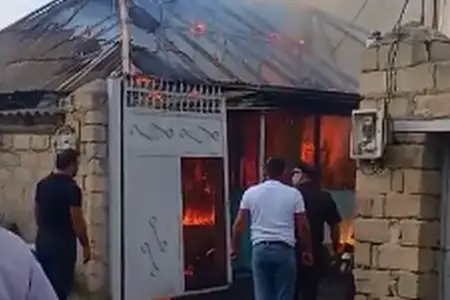 Yevlaxda üçotaqlı ev yandı