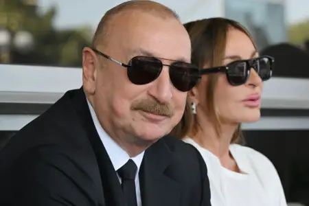 İlham Əliyev xanımı ilə sərgidə