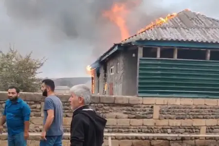 Cəlilabadda ev yandı