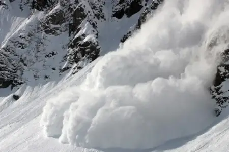 Himalayda qar uçqununda 15 nəfər öldü
