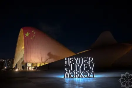 Heydər Əliyev Mərkəzi Çin bayrağının rəngləri ilə işıqlandırıldı - Foto