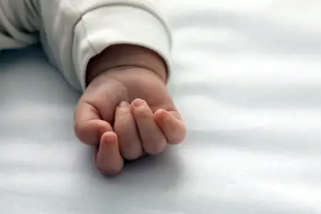 Gürcüstanda 13 yaşlı azərbaycanlı qız əkiz dünyaya gətirdi
