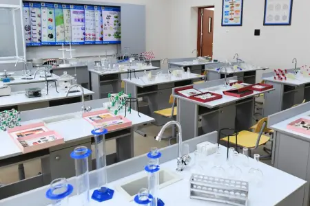 Məktəbdə gözünə kimyəvi məhlul düşən şagirdin vəziyyəti açıqlandı - Yeniləndi