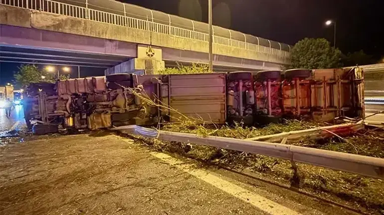 Türkiyədə azərbaycanlı sürücünün idarə etdiyi TIR aşdı - FOTOLAR