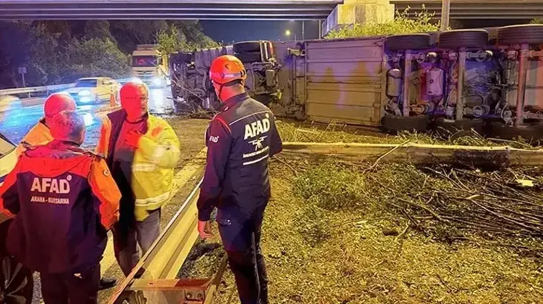 Türkiyədə azərbaycanlı sürücünün idarə etdiyi TIR aşdı - FOTOLAR