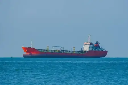 ABŞ yanacaqdaşıyan gəmini saxladı