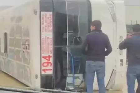 Bakıda 194 nömrəli avtobus aşdı: Xəsarət alanlar var - VİDEO