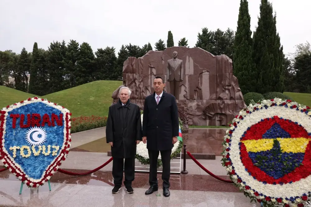 "Fənərbağça"nın nümayəndələri Heydər Əliyevin məzarını və Şəhidlər xiyabanını ziyarət etdilər - FOTOLAR