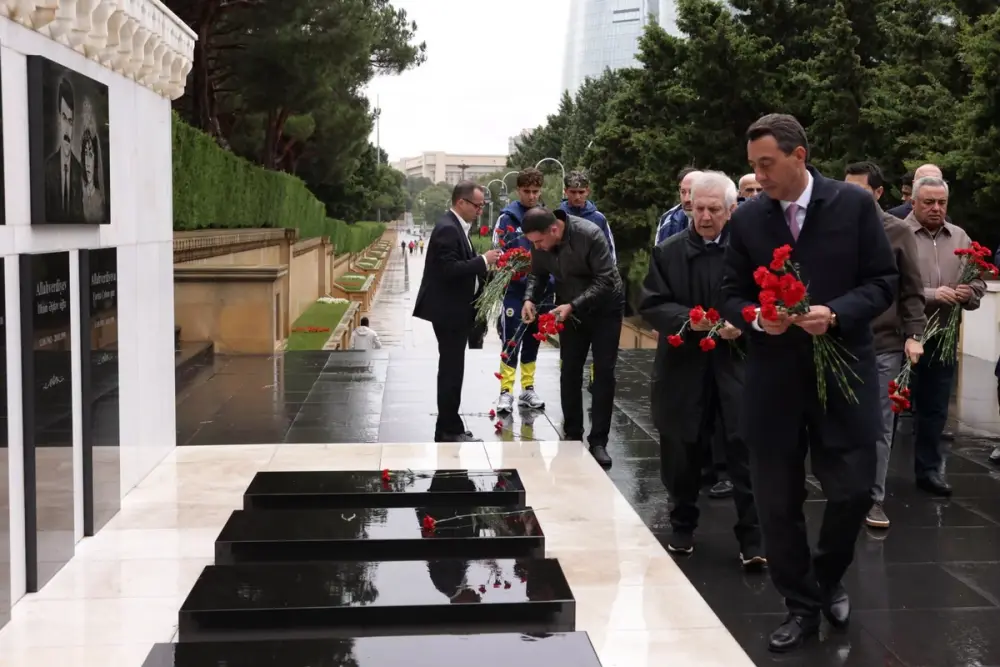"Fənərbağça"nın nümayəndələri Heydər Əliyevin məzarını və Şəhidlər xiyabanını ziyarət etdilər - FOTOLAR