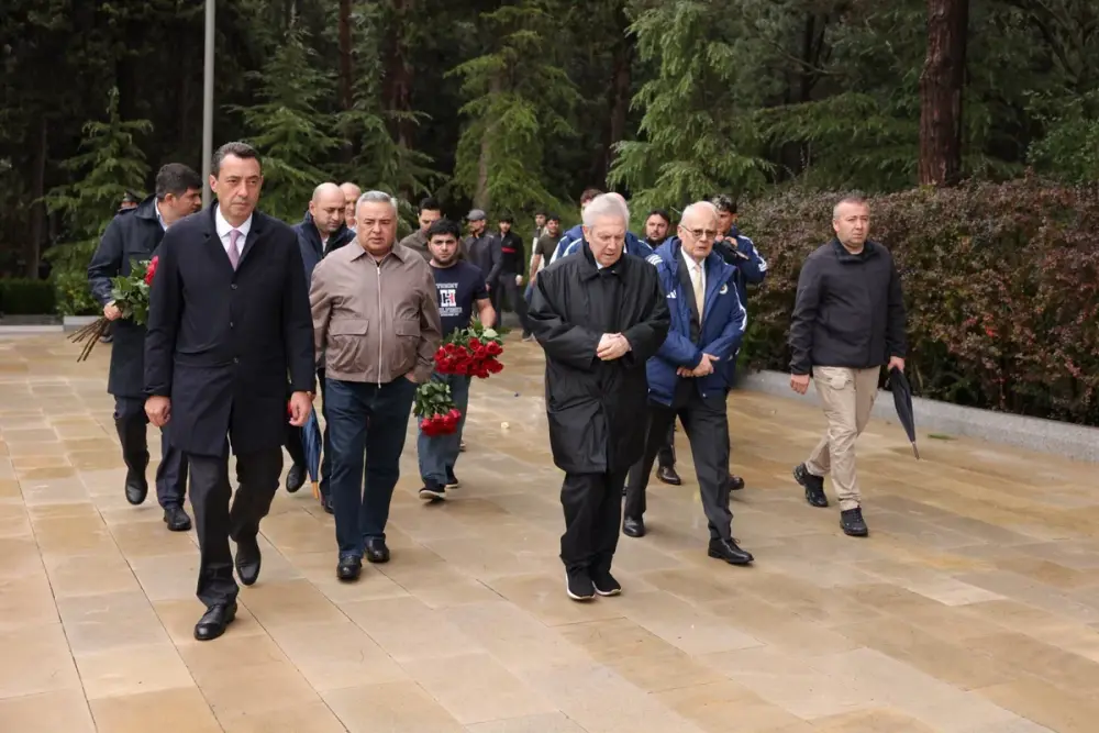 "Fənərbağça"nın nümayəndələri Heydər Əliyevin məzarını və Şəhidlər xiyabanını ziyarət etdilər - FOTOLAR