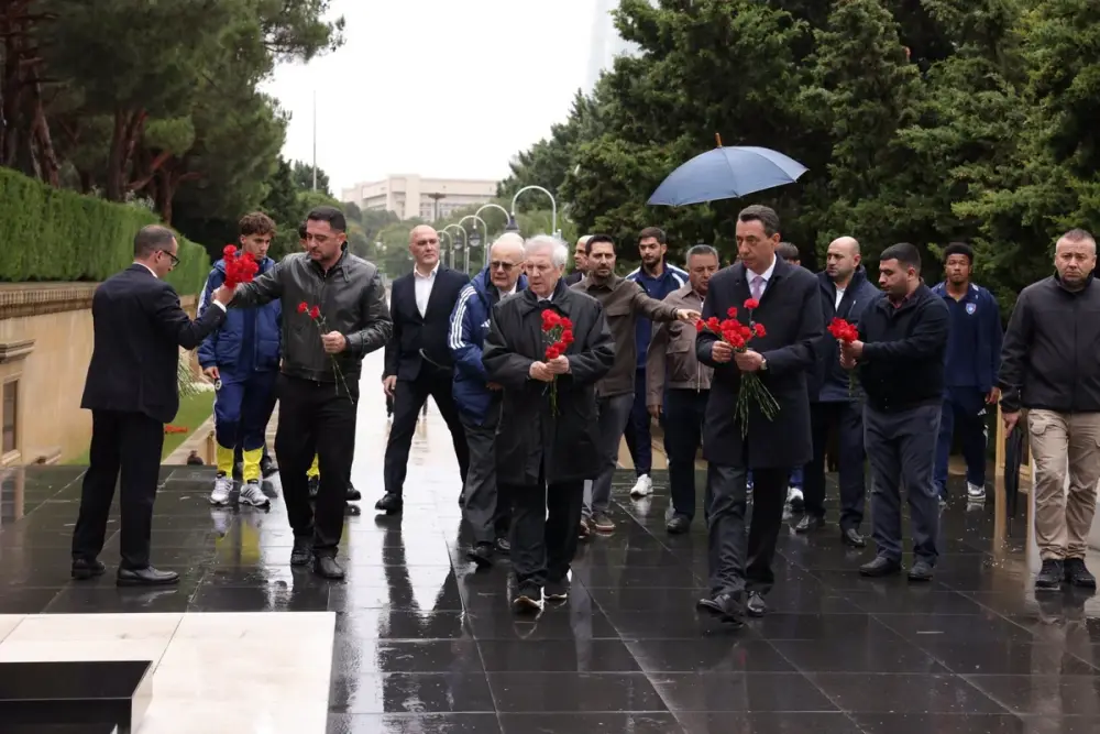 "Fənərbağça"nın nümayəndələri Heydər Əliyevin məzarını və Şəhidlər xiyabanını ziyarət etdilər - FOTOLAR