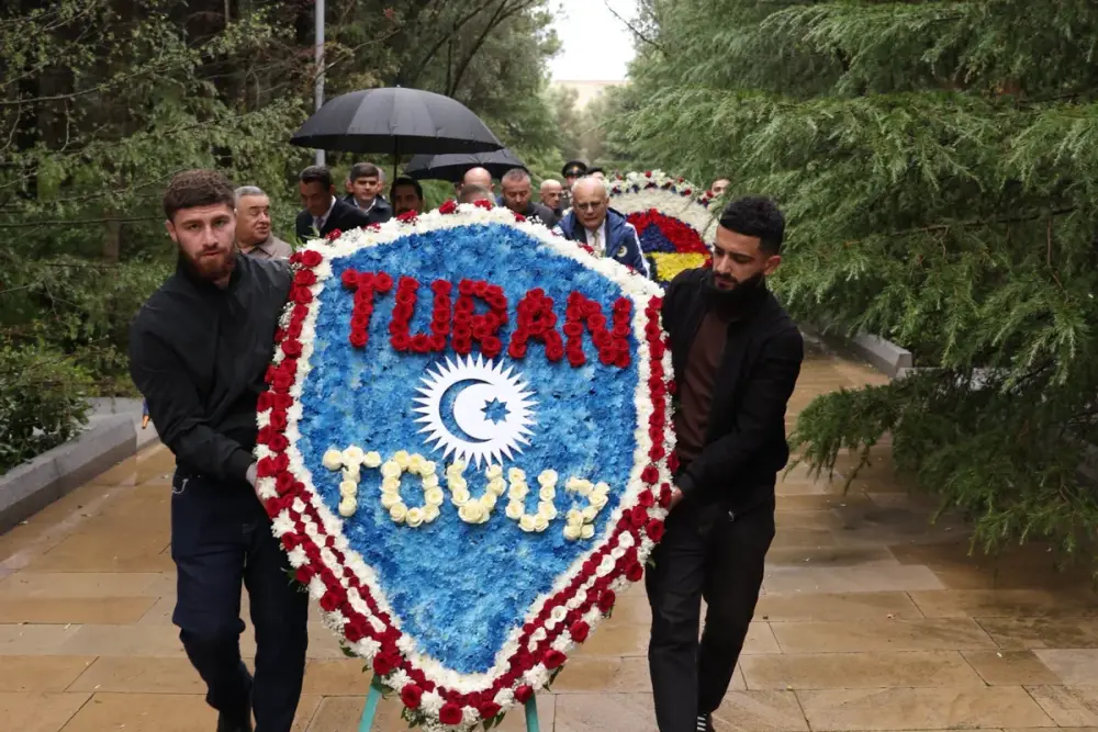 "Fənərbağça"nın nümayəndələri Heydər Əliyevin məzarını və Şəhidlər xiyabanını ziyarət etdilər - FOTOLAR