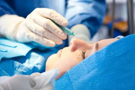 Qanunsuz plastik əməliyyat edən iki həkim cəzalandırıldı