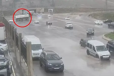 Bakıda marşrut avtobusu belə aşdı - Anbaan görüntülər
