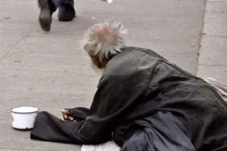 Dilənçinin kartında 63 min dollar olduğu aşkarlandı