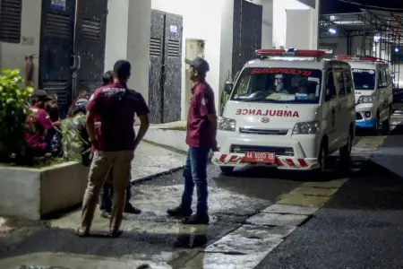 İndoneziyada yük maşını aşıb, ölənlər var