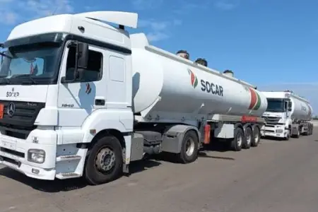 Bakıda SOCAR-ın yanacaq daşıyan maşını qəzaya düşdü - VİDEO