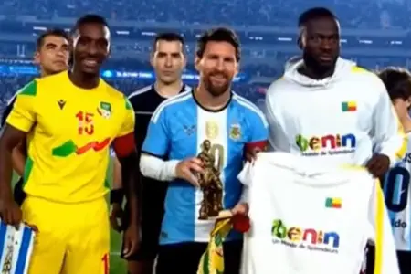 “Neftçi”nin futbolçusu Messiyə hədiyyə verdi - Video