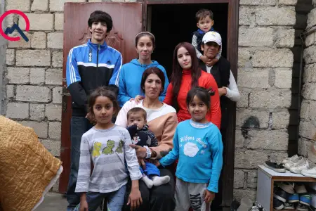 Bir otağa sığışan 10 uşaqlı ailə... - “Deyərlər ki, bu qədər uşaq nə vacibdir?!”