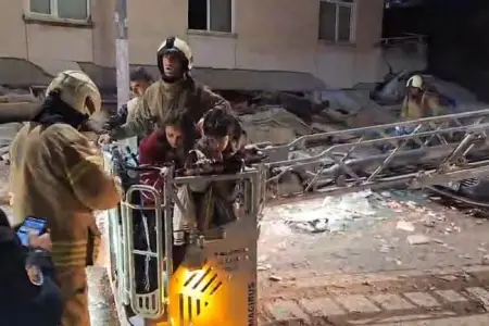 İstanbulda yeddimərtəbəli bina çökdü - VİDEO