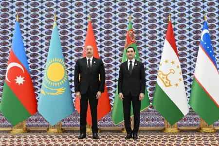 Berdiməhəmmədov Əliyevi qarşıladı - Fotolar