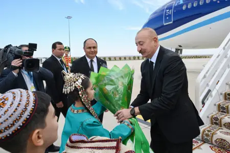 Prezident Türkmənistana işgüzar səfər etdi - Fotolar