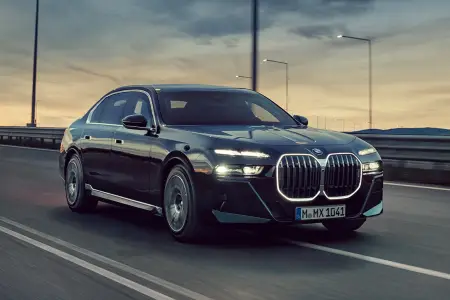 Soyuqda işə skuterlə gələn əməkdaşlara BMW bağışladı