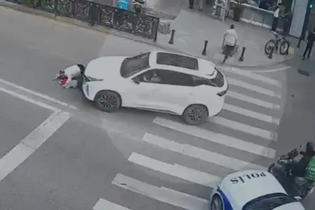 Maşınla ana və uşağının üstündən keçdi - Polis köməyə çatdı - Video