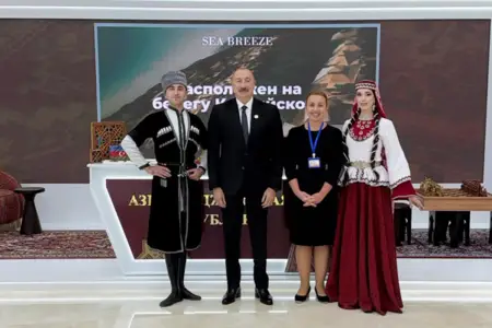 İlham Əliyev MDB-nin iştirakçı ölkələrinin milli stendləri ilə tanış olub - Fotolar