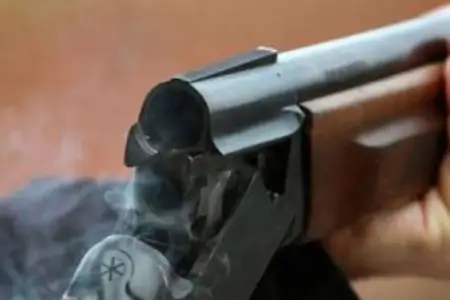 Məhkəməyə silah və bıçaqla gəldi, özü güllələndi