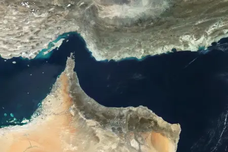 Hörmüz boğazında nəhəng neft tankeri minaya düşərək partladı