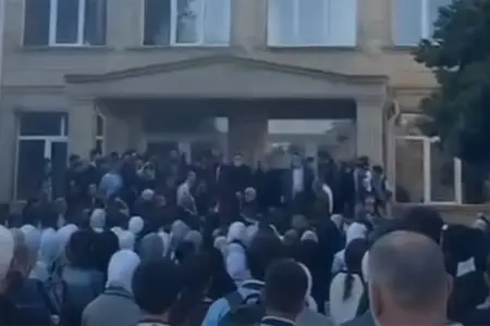Məktəbli forması ilə bağlı qaydalara etiraz edən - 37 nəfər həbs olundu