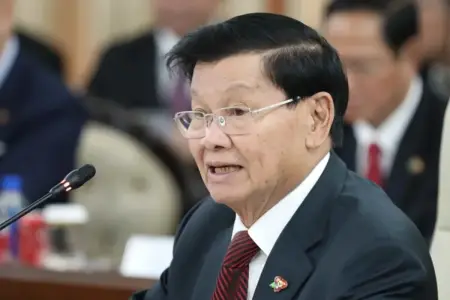 Laos Prezidenti Azərbaycana gəldi