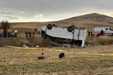 Türkiyədə mikroavtobus aşıb, 28 nəfər xəsarət aldı