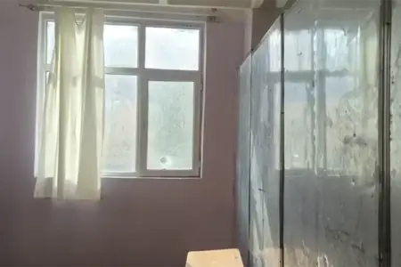 Məktəbə daş atdılar, şagirdlər xəsarət aldı - Video